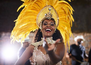 Dansçı, kostüm ve karnavalda kutlama için müzik, geçit töreni ve enerji olacak. Kadın, Rio de Janeiro 'daki etkinlik için kültür ve kalabalıkla gece partisinde mutlu ve geleneksel kıyafetler..