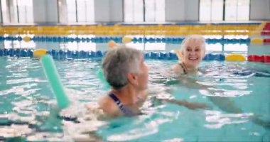 Havuz, yüzme ve son sınıf öğrencileri, konuşma ve spor dersinde öğrendikleri için mutlu. Egzersiz, sağlıklı ve emeklilik, kardiyo ve sohbet ve su dinleyen eski dostların egzersizleri..
