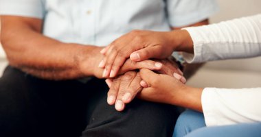 Danışmanlık, sağlık ya da yaşlı bakımı için bakım evinde el ele tutuşmak. Emeklilik, umut veya tavsiye için dinlenme odasında sakin, olgun bir insan ve sıhhiye, personel veya destek olarak konfor.