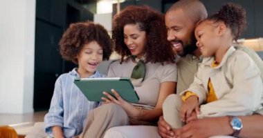 Siyahi aile, çocuklar ve tablet e-öğrenim için, çevrimiçi çizgi film yayınları ve ebeveynlerin birbirine bağlanması için internet oyunları. Anne, çocuklar ve film evde bağlantı, abonelik ve gülümsemeyle izleniyor..
