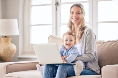 Portre, uzaktan çalışma, bebekli anne, dizüstü bilgisayar ve mutlulukla gülümse, araştırma ve iş sahibi. Aile, bekar ebeveyn ve çocuklu kadın, bilgisayar ve internet, ev ya da serbest çalışan proje.