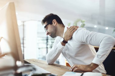 Bilgisayar, yorgunluk ve omuz ağrısı olan bir adam, ergonomik stres ya da masasında patinaj. Kötü duruş, hayal kırıklığına uğramış ve yorgun işadamı kas hasarı, işyeri gerginliği ve çalışanların sağlığı.