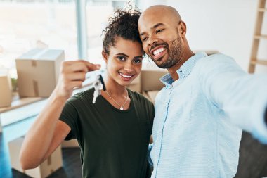 Çift, portre ve anahtarlar yeni evde selfie için, gülümseyin ve yeni bir başlangıç için heyecanlı olun. Afrikalı erkek, kadın ve apartmandaki kutularla taşınma, emlak veya sosyal medya paylaşımlı ipotek.