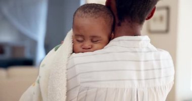 Bebeğim, aile evinde sevgi, destek ve çocuk bakımı için babasıyla yatıp kalkıyorsun. Siyahi adam, yeni baba ve bebek uyku zamanı, güvenlik ve güven içinde çocuk odasında konfor, rüya ve güvenle kucaklaşacaklar..