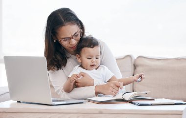 Laptop, notlar ve evde bebekle birlikte bir kadın, serbest meslek ve oturma odasında anne için kariyer dengesi. Çevrimiçi proje için uzak çalışma, bilgisayar, defter ve iş planı olan meşgul anne ve çocuk.