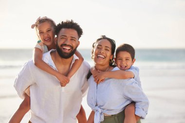 Aile, çocuklar ve plaj portresi ya da sırt çantası, yaz tatilinde birlikte gülümseme ve mutluluk. Oyun, taşınma ve ebeveynler destek, sevgi ve çocuklarla bağ kurmak için hafta sonu tatili.