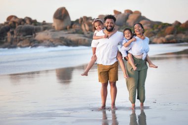 Sırtına al, mutlu aile ya da çocuklar plajda portreyle, sevgiyle ya da tatille rahatlamak için gülümse, neşe ya da ilgiyle. Yürümek, deniz ya da ebeveynler çocuklarla oynamak, kardeşlerle oynamak, seyahat etmek ya da birbirinize güvenmek..