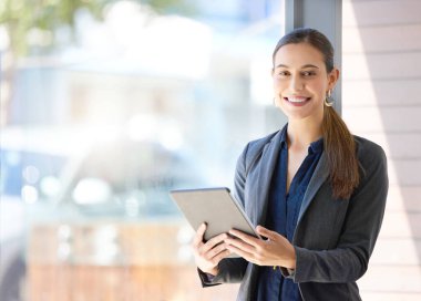 Portre, mutlu ve iş kadını yatırım, gayrimenkul ya da ev kredisi için tablet tablet kullanıyor. Emlakçı, teknoloji ve kadın kişilere ağ, iletişim ya da açık ev satışı.