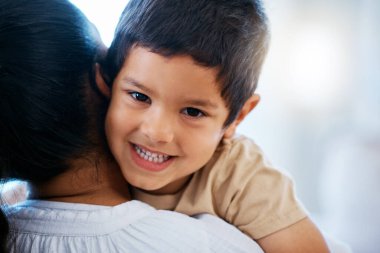 Portre, mutlu çocuk ve destek için anneye sarıl, sevgi ve güven birlikte sağlıklı bir ilişki için. Yüz, kaynaşma ve çocuk, evlatlık çocuk evlat edinmek için anneyi kucaklıyor, bağ kuruyor ve gülümsüyor.