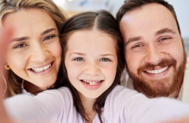 Selfie, aile ve kızın yüzü, mutlu aile fotoğrafı, gülümseme ve kaynaşma. Ev, kadın ve erkek, kız ile aşk hatırası, neşe ve fotoğraf, anne ve baba ile çocuk..