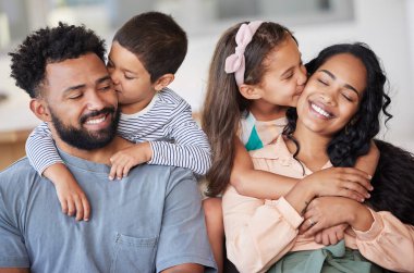 Çocuklar, sevgi desteği, güvenlik için anne ve babayı öpmek ve aile evinde birlikte rahatlamak. Çocuklar, mutlu ebeveynler ve sağlıklı bir ilişki için yüz öpücüğü oturma odasında zaman ve güvenlik..