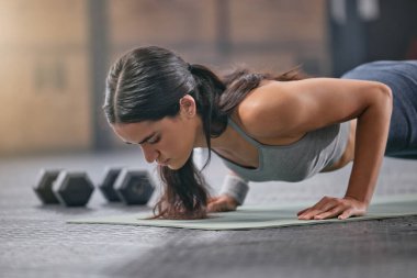 Spor salonu, kadın ve kas gücü ya da vücut geliştirme konusunda ciddi sağlık, refah ve kendine dikkat. Spor yapan ya da spor yapan kadın, eğitim merkezi ve kulüp.