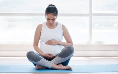 Hamile kadın, yoga ve mide ya da leğen kemiği egzersizi. Yerdeki sağlık ve büyüme için. Annelik kolay bir egzersiz, pilates ve sağlık, sakinlik ve huzur için vücut ve doğum öncesi bakım..