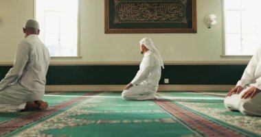 İslam, insanlar ve camide Allah 'a kutsal tapınakta huzur, inanç ya da şükran için grup halinde dua etmek. Suudi Arabistan 'da Ramazan' da Tanrı 'ya ibadet etmek için destek, ruhani inanç ve Müslüman erkekler.