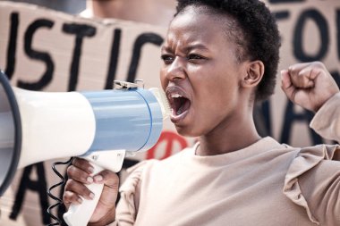 Hüsrana uğramış siyah kadın, megafon ve insan hakları, eşitlik ya da şehir sokaklarındaki değişim için toplumla protesto. Kızgın Afrikalı, kadın ya da aktivist ayaklanma ya da rallide hoparlörden bağırıyor..