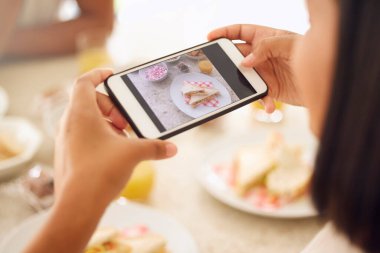 Kadın, telefon ve yemek resimleri sosyal medya, hafıza ve internet tarif blogu için ekranda. Şef, mutfak vlog 'u, öğle yemeği ve içerik oluşturma için yemek ve mobil canlı yayın.