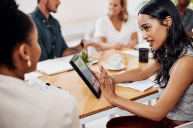 Tablet, beyin fırtınası ve iş görüşmesi için kadın, takım çalışması ve proje planlaması. Toplantı odasında insanlar, iletişim ve teknoloji gündem, fikirler ve masa başı işbirliği için..