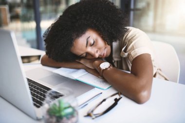 İş kadını, masa başı ve iş yerinde dizüstü bilgisayarla yatmak, stres ya da depresyon. Sıkıcı, yorgun ya da tembel çalışan ya da iş yerinde bilgisayarla uyuyan, dinlenen ya da çok çalışan Afrikalı..