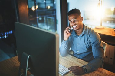 Gece, masa başı ve bilgisayardaki siyah adam telefon görüşmesi, bağlantı ve teknoloji başlangıcında lider jenerasyon. Karanlık, ofis ve mutlu iş adamı akıllı telefon, ağ ve dijital ajans araştırmaları ile