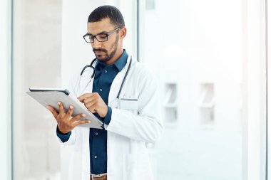 Çevrimiçi, doktor ve tabletli adam hasta güncellemeleri ve acil durum müdahalesi için hastanede. Tedavi yönetimi için kişi, tıbbi ve İnternet, klinik belgeler ve tedavi planlaması