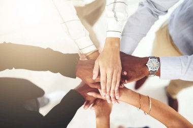İş adamları, bağlantıları ve el yığınları çeşitlilik, destek ve işbirliği için ofiste. İş yerinde birlik, dayanışma ve amaç sahibi çalışanlar, takım oluşturma veya kutlama