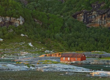 Seyahat, dağ ve açık hava barış, Norveç ve doğa için orman ortamı için seyahat eder. Duvar kâğıdı tatili veya tatil için ahır, ekoloji ve yeşil konum, kırsal yapı ve sürdürülebilir estetik.