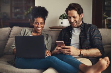 Çift, rahat olun ve sosyal medya, yayın aboneliği ve internet üzerinden daire alma teknolojisi ile mutlu olun. Erkek, kadın ve evde dizüstü bilgisayarla ya da bağlantı kurmak için akıllı telefonla birlikte..