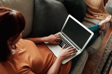 Kadın, dizüstü bilgisayar ve ekran kanepede daktilo, internet ve kitap için oturma odasında ya da oturma odasında. Ağ oluşturma, sosyal medya veya blog veya e-posta için çevrimiçi uygulama için evde abonelik, teknoloji ve gazeteci.