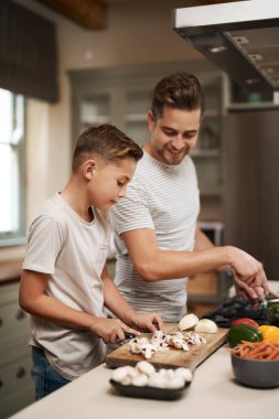 Yemek pişirme, baba ve oğul evde, birlikte zaman, bakım ve çocuk gelişimi ile ilgili öğretim ve malzemeler. Ebeveyn, baba ya da çocuk evde beslenme, öğrenme ve destek, hobi ya da aile ile.