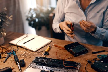 Kadın, el ve teknisyen. Ana kartı tamir, sistem onarımı ve teknik teşhis için mühendis. BT desteği ve veri kurtarması için kadın bilgisayar programcısı, pense ve sabit disk evde