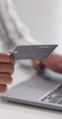 İş adamı, el ve dizüstü bilgisayarı ve online alışveriş için kredi kartı, bankacılık ya da ofiste ödeme. Ekvador, fintech ya da uzak işlem için daktilo yazan çalışanın, müşterinin ya da bankanın kapatılması.