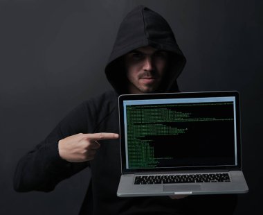 Suç, kapüşonlu ve bilgisayar korsanı stüdyoda, bilgisayar ekranı ve siber güvenlik dolandırıcılığı, online ve işaret edici. Suçlu, programlama ve fidye yazılımının hatalı arkaplanı, dolandırıcılığı ve kodlaması.