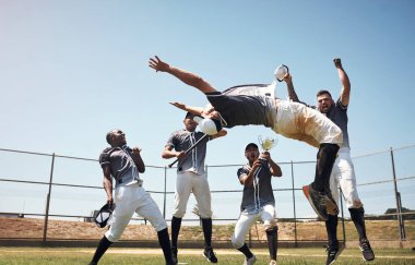 Beyzbol sahası, erkekler ve takım kutlama yapıyor, gol, performans ya da başarı için kazanıp geri takla atıyor. İnsanlar, grup ve çeşitlilik destekli, takla atabilen veya Boston 'da yarışma için sahada mutlu.