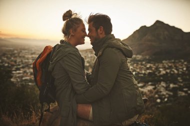 Romantik bir gezi için dağda yürüyüş yapmak, zaman geçirmek ve doğada seyahat etmek. Erkek, kadın ve uçurumun kenarında aşk ilişkisi, burun teması ve Meksika 'da yürüyüş..