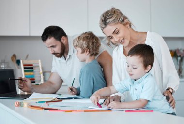 Kitaplar, uzaklardan öğrenme ve aile ile birlikte çocuk gelişimi için mutfak. Yetiştirme, ev ödevi ya da uzaktan eğitim için evde anne, baba ve oğlanlarla çalışma.