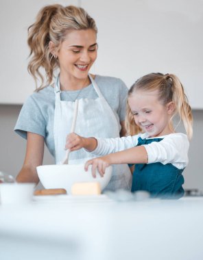 Mutfak pişirme, anne ve gülümseyen çocuk yemek pişirme, mutlu ve tereyağı, un ya da gıda malzemelerini hazırlamaya yardım ediyor. Anne, sevgi ve aile eğlencesi ya da kızına bağlanan kadın, çocuk gelişimi desteği ve ev.