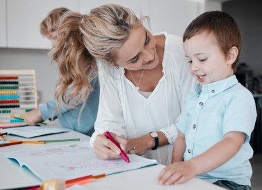 Çocuk gelişimi için aile mutfağında uzaktan öğrenme, eğitim ve yazma. Yaratıcı, ev ödevi ya da uzaktan eğitim için evde anne ve çocuklarla çalışmak.