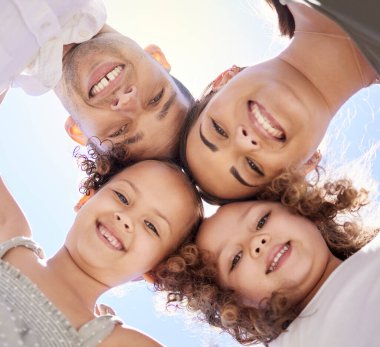 Aile, portre ve açık havada daire, çocuklar ve ebeveynlerin sevgisi ve bakımı düşük açıyla birlikte. Yaz, tatil ve bağlanmaktan, destekten ve gençlikten mutlu olmak. Genç kızların gülümsemesiyle..