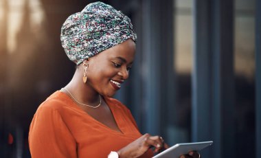 Mutlu, siyah kadın ve tablet psikoloji blogu, başlangıç ve internet araştırmaları için ofiste. Ruh sağlığı faksı, danışmanlık ve sanal danışmanlık için Afrikalı terapist, gülümseme ve dijital teknoloji.