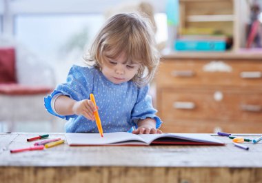 Kız çocuğu, ana okulu ödevi, yetenek ve gelişim için masa masa çiziyor. Genç çocuk, renkli kalem ve çizim veya sanat eğitimi, geliştirme ve öğrenme için yaratıcılık ile resim.