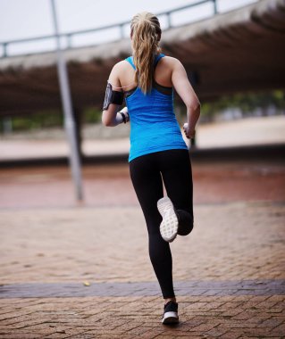 Açık hava, koşu ve sabah kardiyo, egzersiz ve spor için çalışan bir kadın. Spor, dayanıklılık ve maraton antrenmanı için parkta yarışan bayan sporcu, kişi ve koşucu.