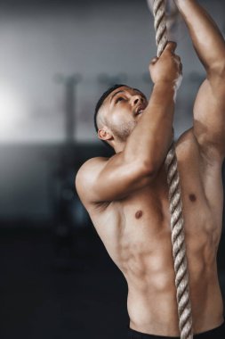 Dostum, halat tırmanışı ve beden eğitimi, sağlık ve kardiyo için vücut gücüyle egzersiz. Erkek sporcu, güçlü fitness ve sağlık ya da triatlona olan bağlılığı, eğitimli spor kulübü.