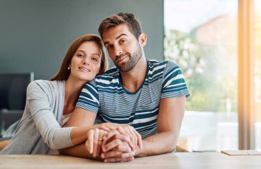 Portre, çift ve evlilik için evde sarılma, birlikte ve sabah birlikte oturma odasında bağlanma. Sevgi, destek ve kadınla birlikte olan erkek, evde ya da dairede ilişki için güven, ilgi ve güven..