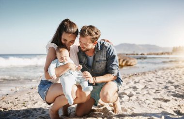 Baba, anne ya da bebek plajda mutlu bir aile, tatil ya da Portekiz 'de bir erkekle seyahat ya da bağ kurmak için. Ebeveynler, anne ya da babalar deniz kenarında bebekle birlikte sağlık ya da doğal rahatlama için tatile çıkıyorlar..