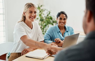 İş adamları, profesyonellerle toplantı ve tokalaşma, teşekkürler ve basın anlaşması. İş, anlaşma, gülümseme ve haberleşme ve yazma başarısı olan yayınevi.