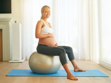 Hamile, kadın ve egzersiz topu ev portresi, doğum iznine hazırlanma ve duruş. Hamilelik pilatesi, sırt rahatlatıcı ve teşvik edici bebek hareketi, evde mutlu ve rahat anne..