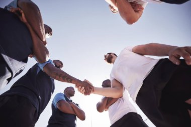 Rugby, takım ve aşağıdaki oyuncuların tokalaşması, kendine güveni ve gururu rekabetçi oyunlarda. Spor, spor ve takım çalışması, maçlara, antrenmanlara ya da sağlık kulübündeki turnuvaya hazır gururlu adamlar..