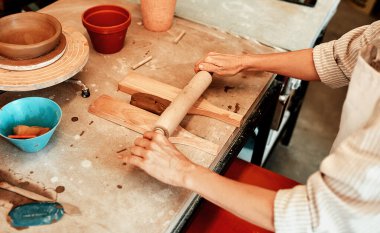 Eller, çömlekçiler ve küçük işletmelerde üretim ve yaratıcı tasarım için merdanesi olan sanatçılar. Potter, patenci ve sanat için aletleri olan kişi atölyenin üst görünümünde düzleştirme ve yontma.