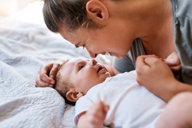 Sevgi, çocuklu çocuk ve anne, yatak odası ve evde çocukla bağ kurma, sağlıklı ve kadın bakımı. Ev, mutlu ve yeni doğmuş biri, sağlık ve annelik için gülümseme, hafta sonu yatak ve sabah.