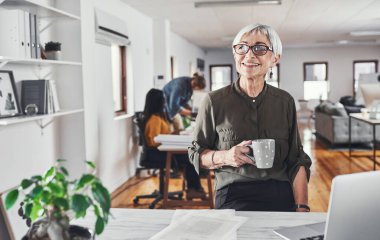 Kahve, portre ve yaratıcı iş için gülümseyen bir kadın. Kendine güven ve işe başlama günü. İş, olgun bir çalışan ve başlangıçta yönetim, kariyer ve içecekten memnun..